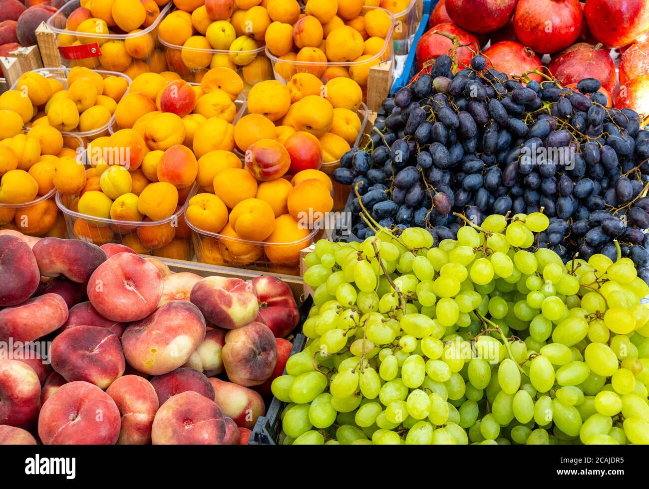 Raisins, pêches et prunes en vente sur un marché Banque D'Images