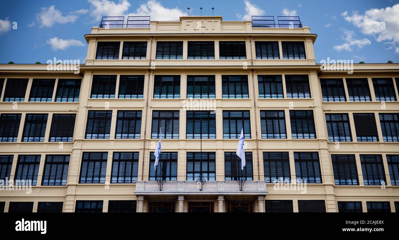 TURIN, ITALIE - 26 MARS 2017 : façade du bâtiment Lingotto, centre historique directionnel de l'industrie Fiat à Turin (Italie) le 26 mars 2017 Banque D'Images