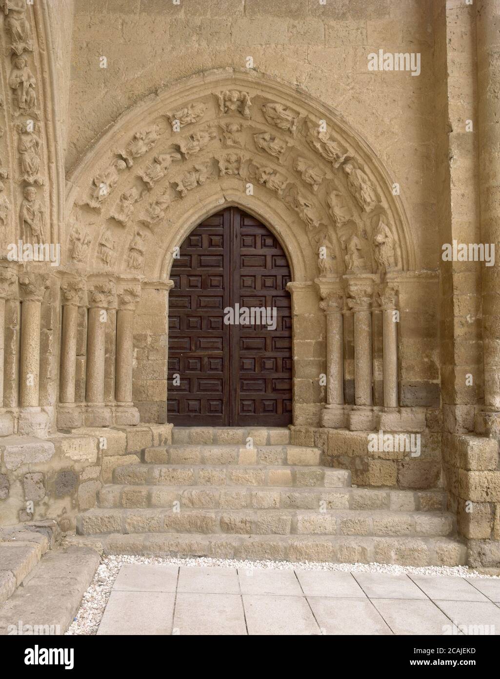 EXTÉRIEUR- PORTADA LATÉRAL MÉRIDIONAL DE LA IGLESIA DE SANTA MARIA LA BLANCA- SIGLO XIII- GOTICO ESPAÑOL. LIEU: IGLESIA DE SANTA MARIA LA BLANCA. VILLCAZAR DE SIRGA. PALENCIA. ESPAGNE. Banque D'Images