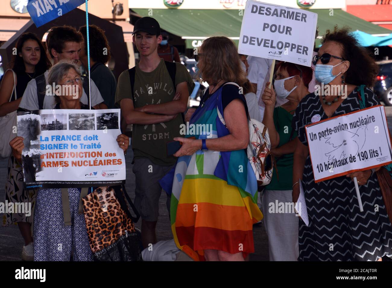 Des manifestants ont tenu des pancartes pendant la manifestation.les gens se sont rassemblés dans le Vieux Port de Marseille pour rendre hommage aux victimes des attentats à la bombe d'Hiroshima et de Nagasaki, ainsi que pour dénoncer les dangers de cette arme nucléaire. Banque D'Images