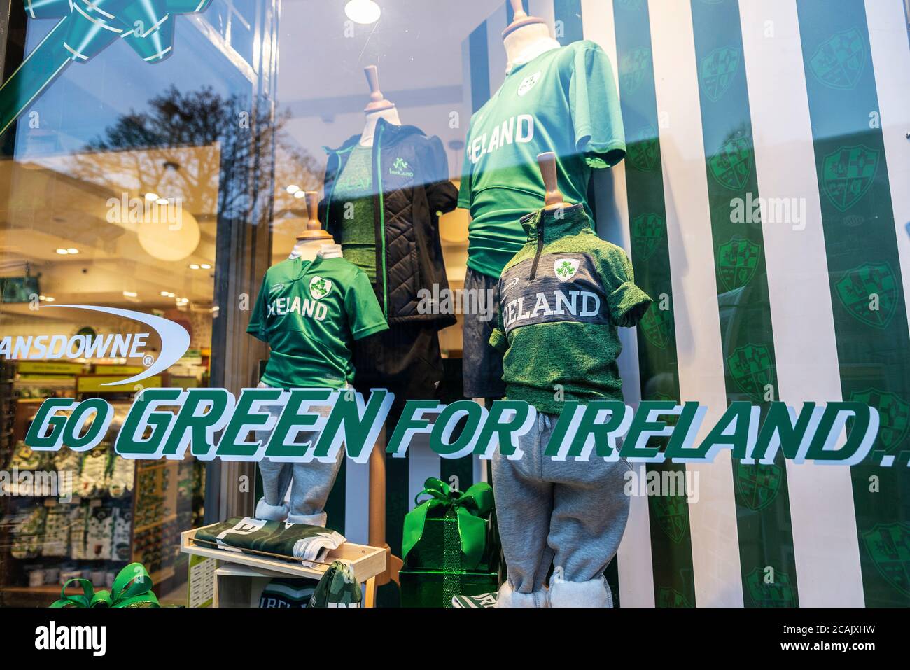 Dublin, Irlande - 30 décembre 2019 : exposition d'un magasin de vêtements Go Green pour l'Irlande à Dublin, Irlande Banque D'Images