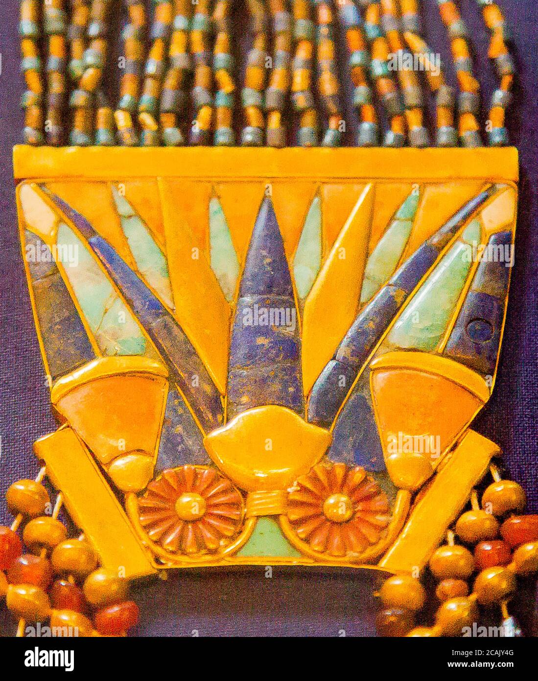Egypte, le Caire, bijoux Toutankhamon, de son tombeau à Louxor, contrepoids d'un pectoral : rosettes, perles, fleurs de lotus et bourgeons. Banque D'Images