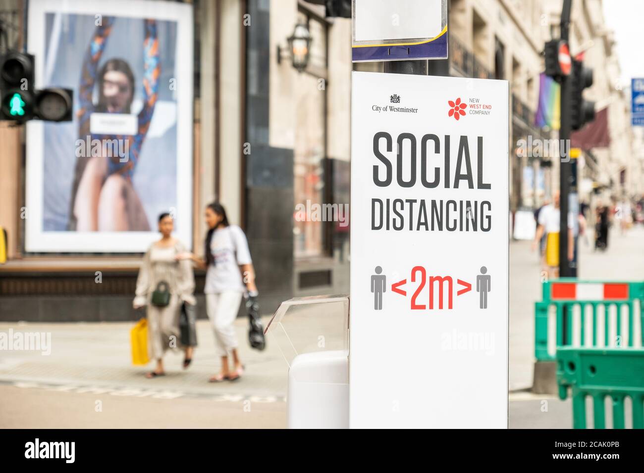 Londres - 2020 août : les acheteurs d'Oxford Street portent des masques Banque D'Images