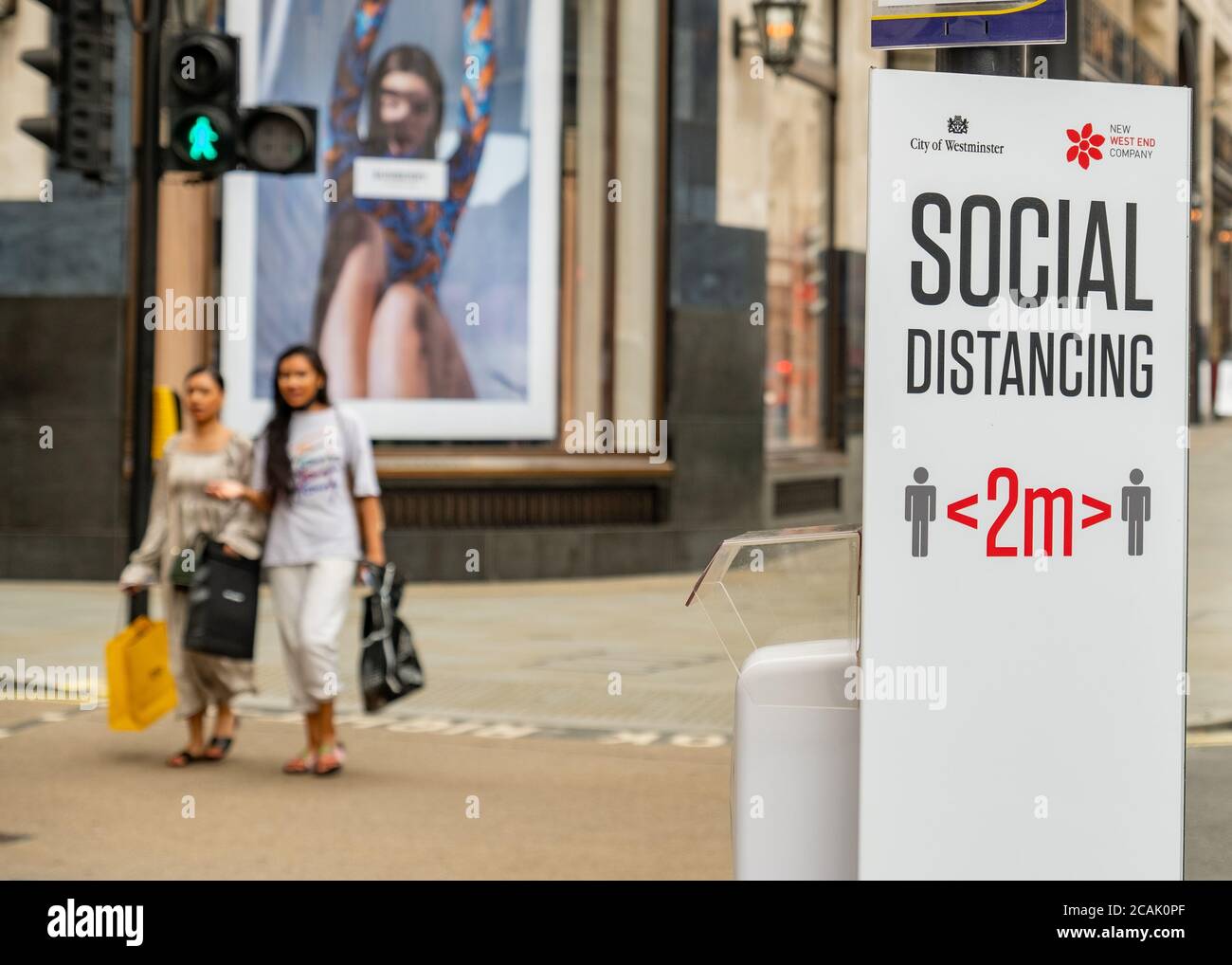 Londres - 2020 août : les acheteurs d'Oxford Street portent des masques Banque D'Images