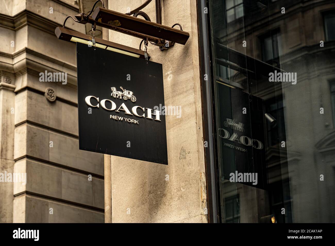 Londres - enseigne pour les magasins de vente au détail Coach dans le West End de Londres Banque D'Images