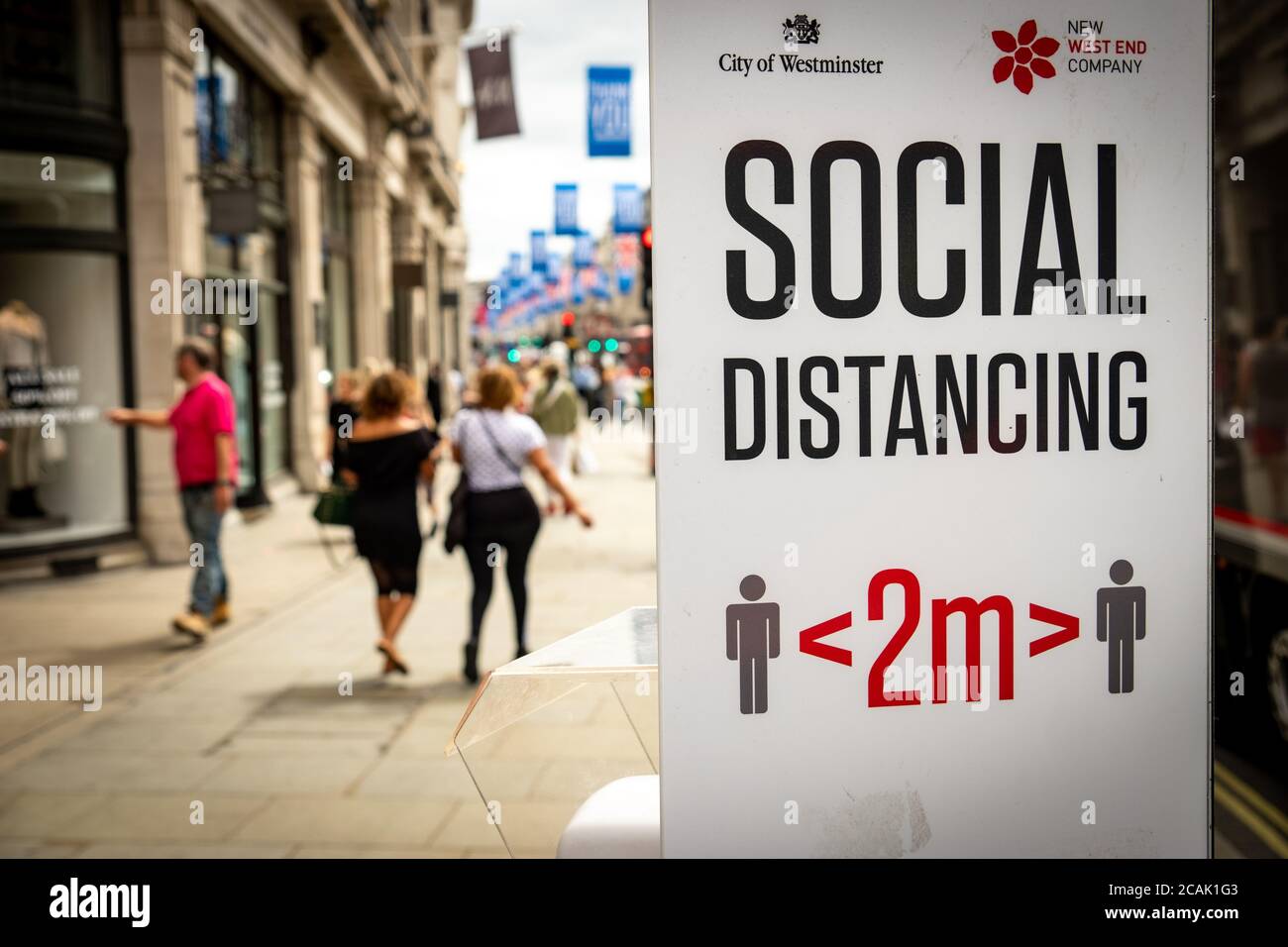 Londres - 2020 août : les acheteurs d'Oxford Street portent des masques Banque D'Images