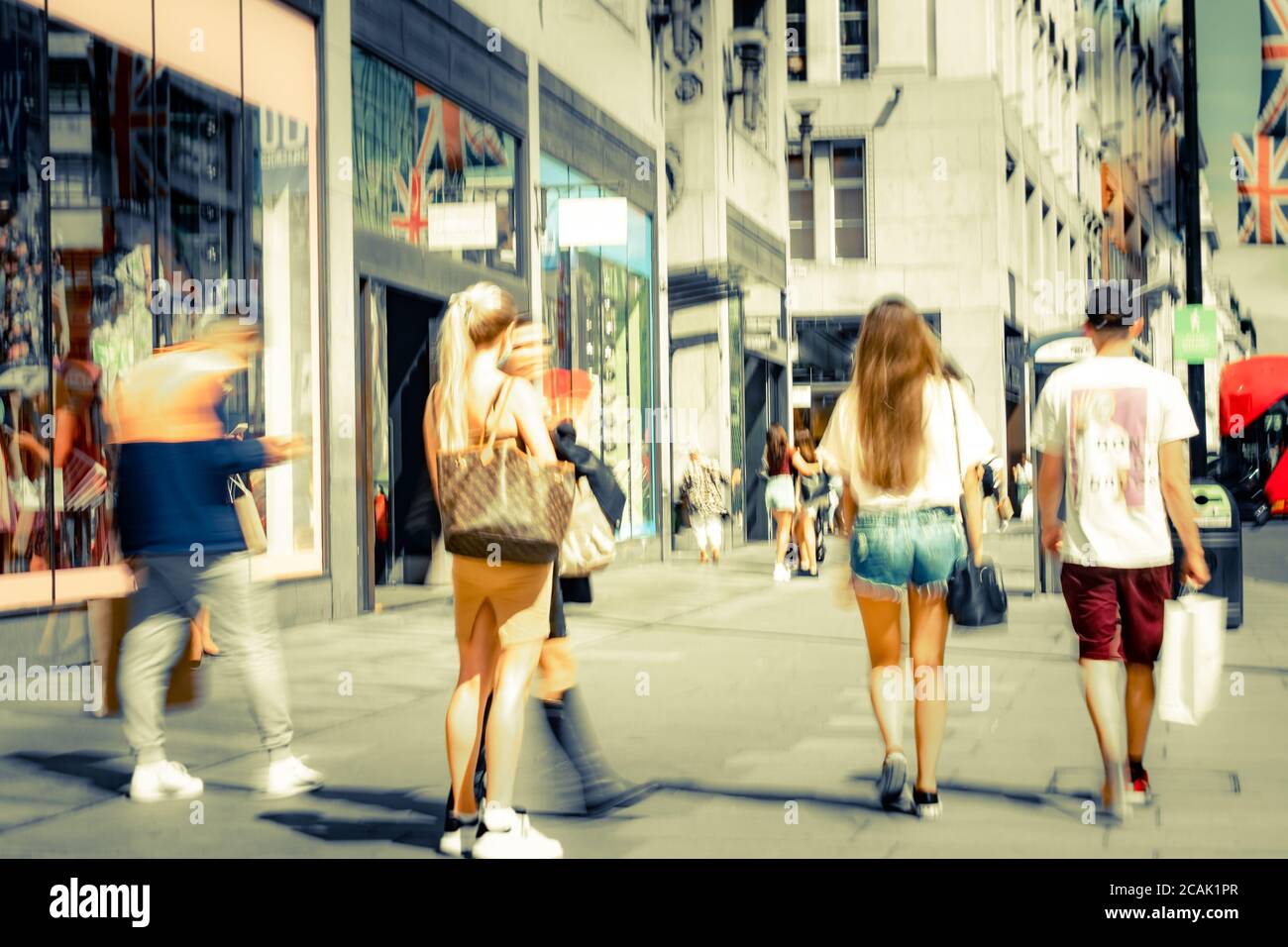 Londres - août 2020 : acheteurs sur Oxford Street dans le West End Banque D'Images