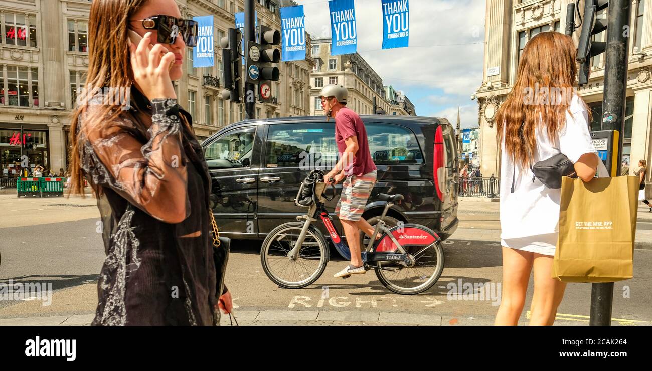 Londres - août 2020 : acheteurs sur Oxford Street dans le West End Banque D'Images