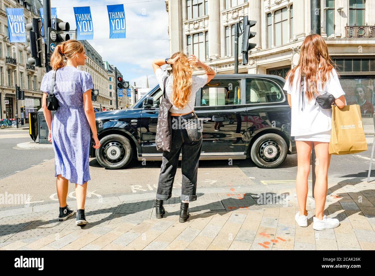 Londres - août 2020 : acheteurs sur Oxford Street dans le West End Banque D'Images