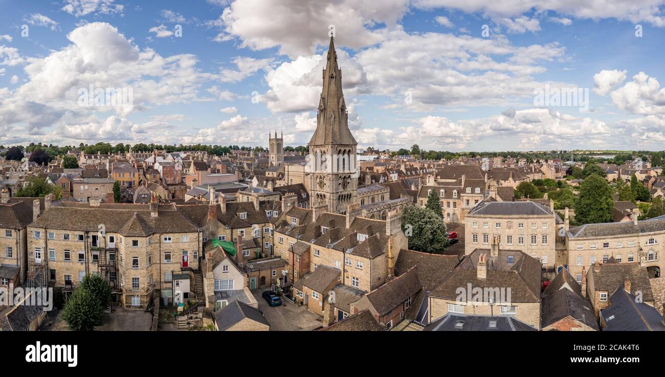 Photo aérienne panoramique de la ville historique, Stamford, Lincolnshire, Royaume-Uni. Vous y verrez les toits et les clochers de la pittoresque ville anglaise Banque D'Images