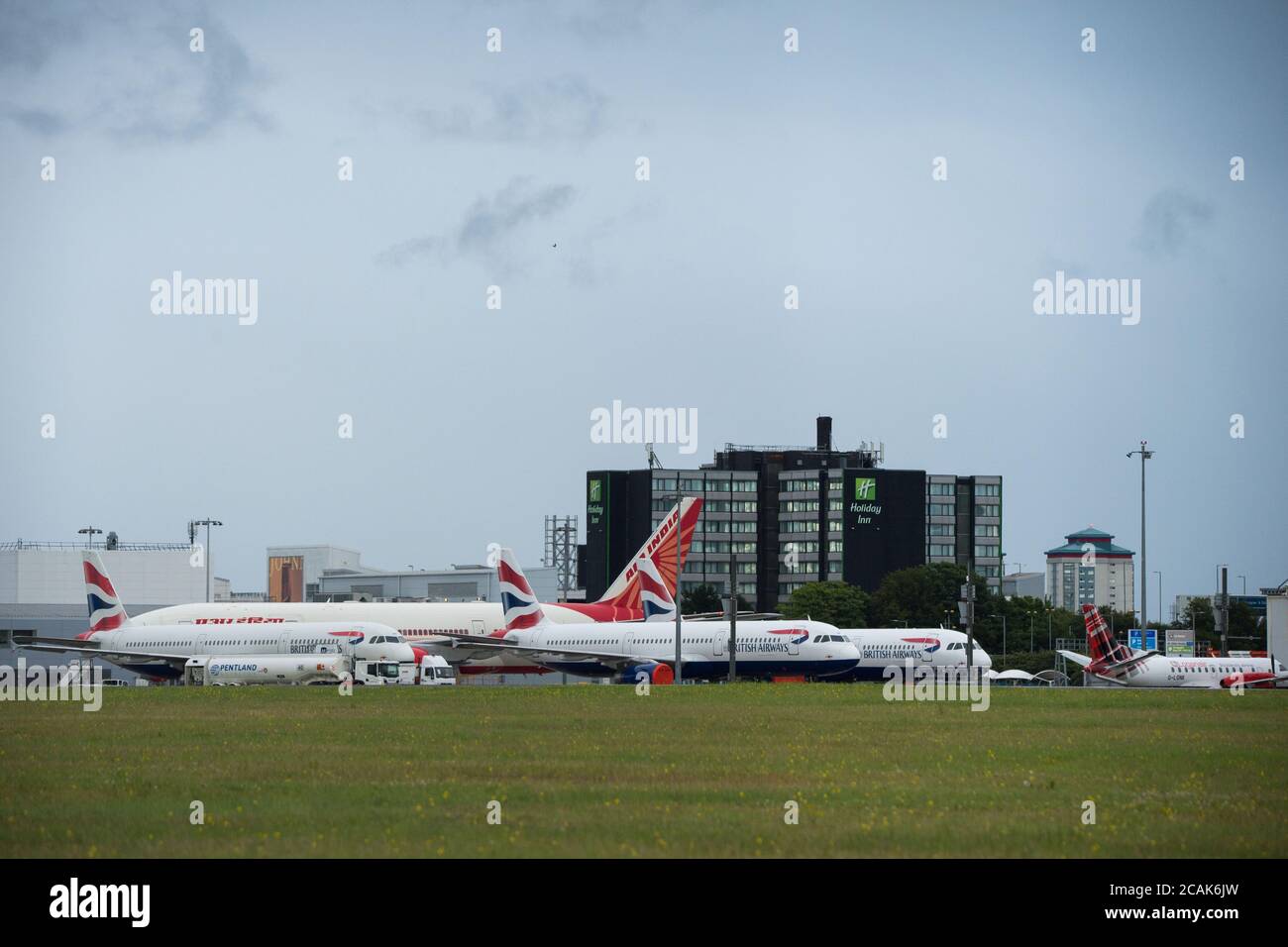 Glasgow, Écosse, Royaume-Uni. 7 août 2020. Photo : le vol AI1133 d'Air India au départ de Mumbai, qui a atterri à l'aéroport international de Glasgow, transportant une équipe de tournage et des acteurs, est vu de retour aujourd'hui à Mumbai. L'avion est un Boeing 777-237(LR). L'équipe du film qui a atterri la nuit dernière doit être mise en quarantaine pendant 14 jours avant de commencer à filmer à Ayrshire plus tard ce mois-ci avec le blockbuster Bollywood, Bell Bottom, où l'on rapporte que le thriller des années 80 tourne autour d'un détournement d'avion. Crédit : Colin Fisher/Alay Live News Banque D'Images