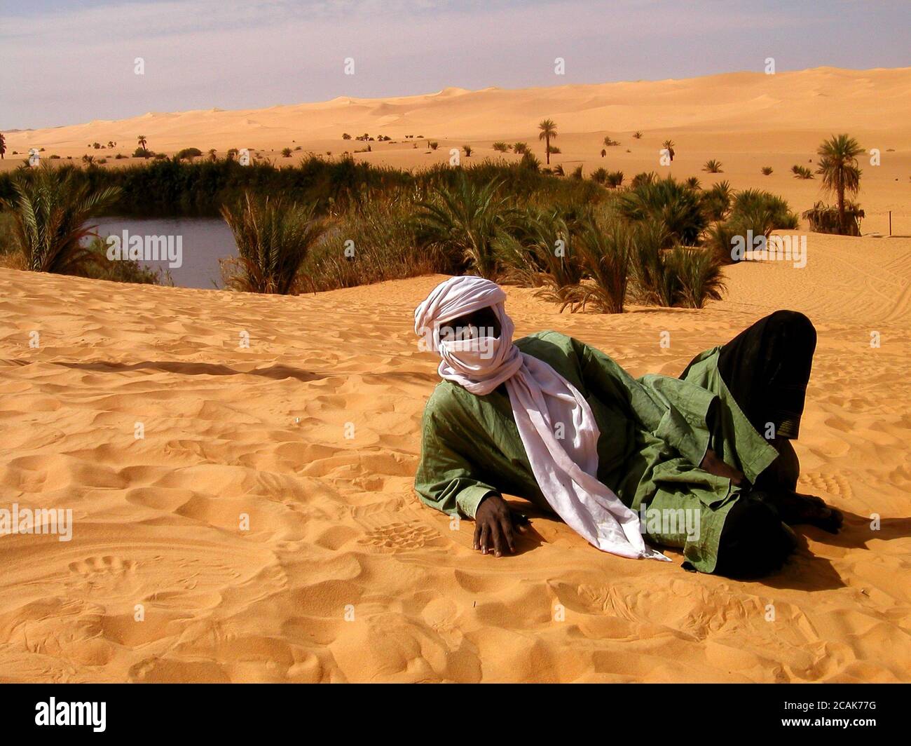 LE DÉSERT DU SAHARA ET UN TOUAREG PRÈS DE SEBHA EN LIBYE. SAFARI ET AVENTURE EN LIBYE. DUNES DE SABLE, LAC SALT ET OASIS. Banque D'Images