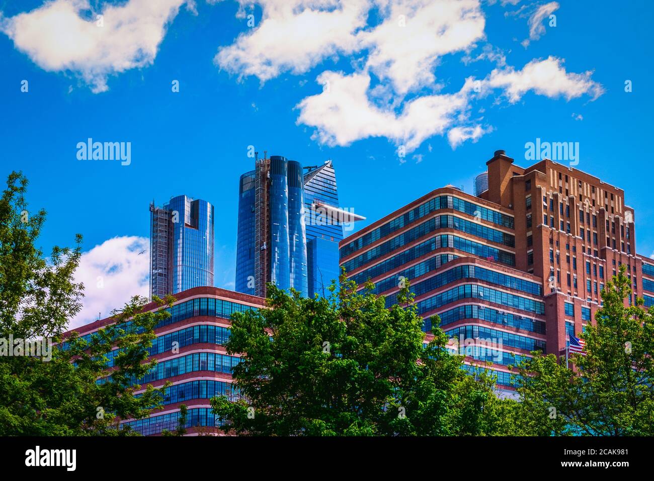 NYC, USA, mai 2019, vue sur la partie supérieure de quelques bâtiments modernes dans le quartier de Hudson yards de Manhattan Banque D'Images