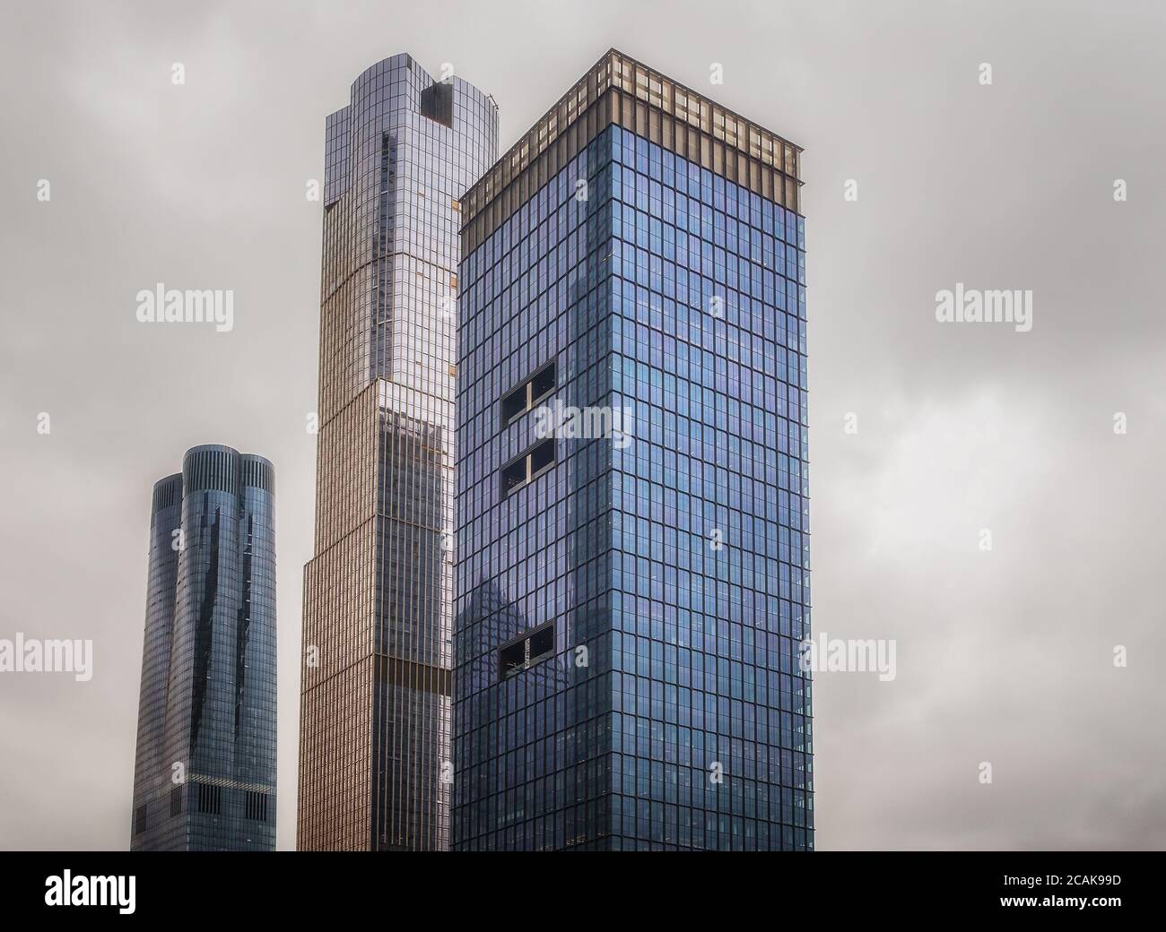 NYC, USA, mai 2019, vue sur la partie supérieure de trois gratte-ciel dans le quartier de Hudson yards, Manhattan Banque D'Images