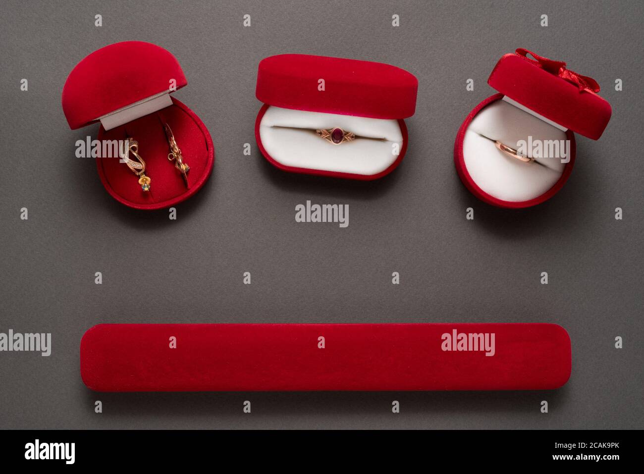 Boîtes à bijoux rouges avec bijoux sur fond noir. Vue de dessus Banque D'Images