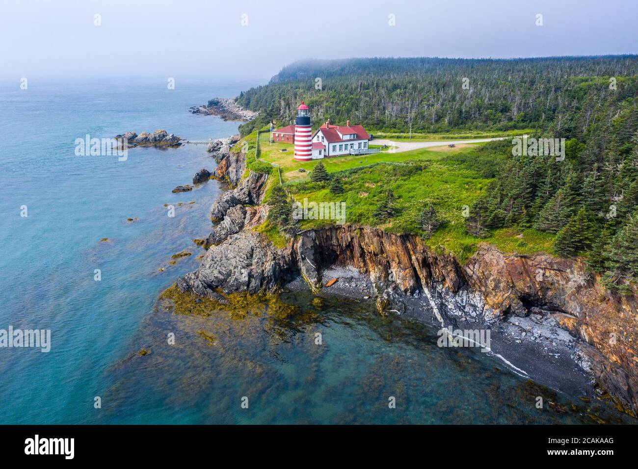 West Quoddy Head Lighthouse, parc national de Quoddy Head, Lubec, Maine, États-Unis Banque D'Images