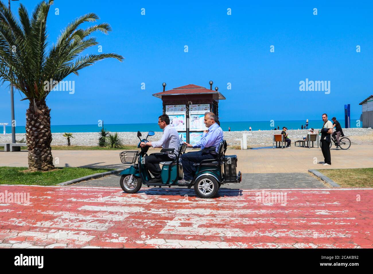 Batumi, Adjara, Géorgie - 3 mai 2018 : des inconnus qui font un mobylette sur le boulevard Batumi Banque D'Images