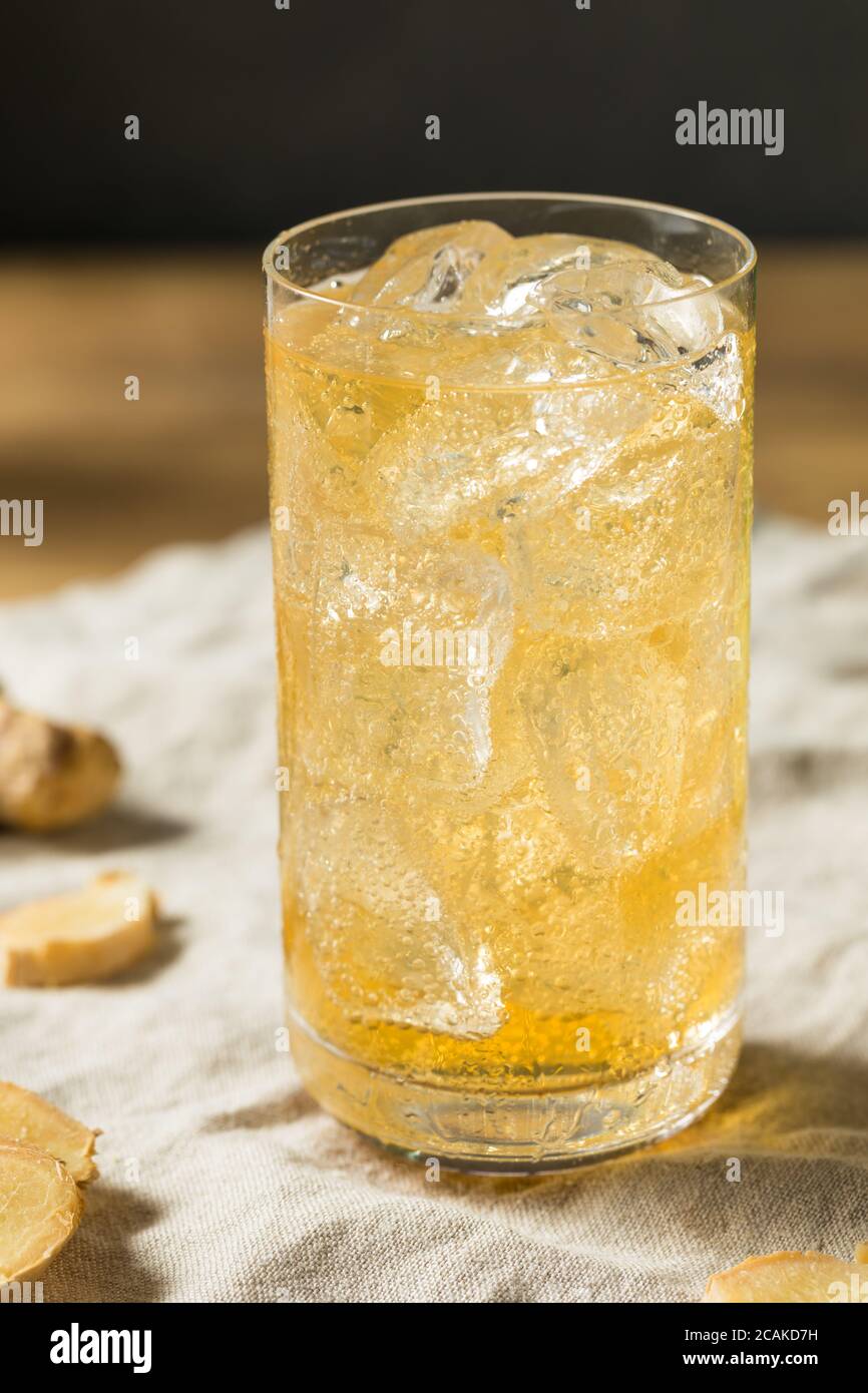 Bière fraîche au gingembre avec glace et citron vert Banque D'Images