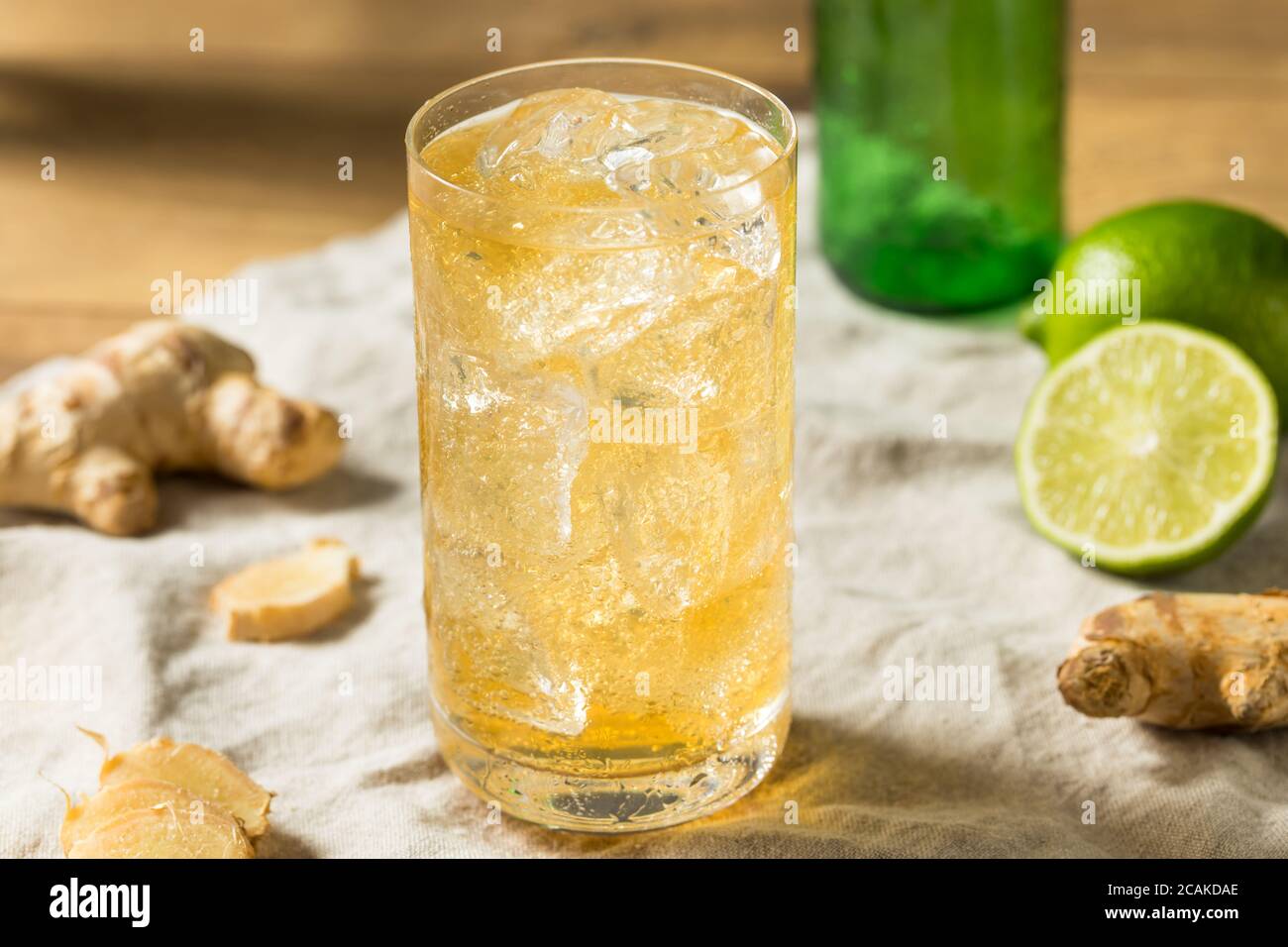 Bière fraîche au gingembre avec glace et citron vert Banque D'Images