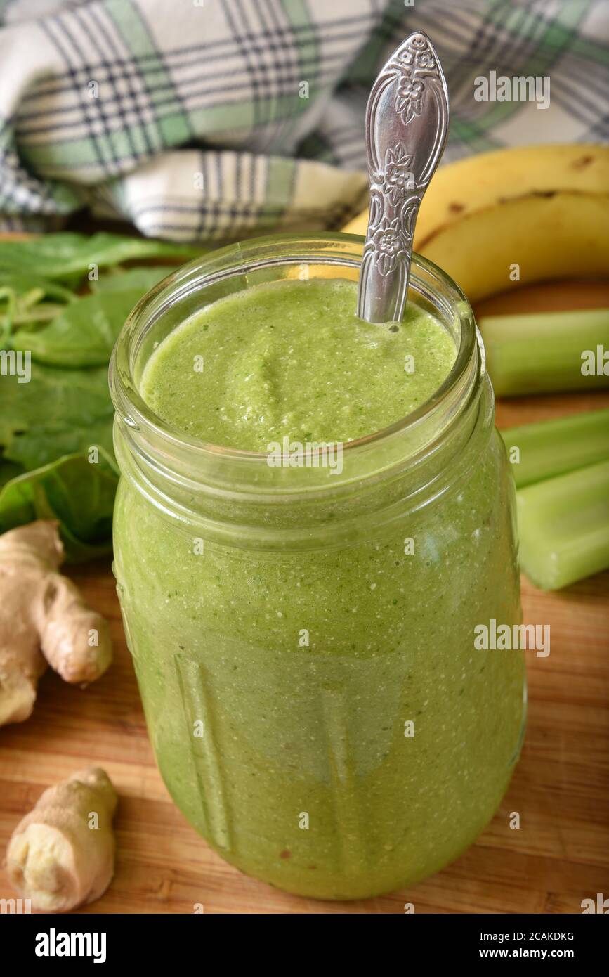 Un smoothie à base d'épinards, d'arugula, de gingembre, de céleri, de banane, de pomme et de quinoa pour la santé Banque D'Images