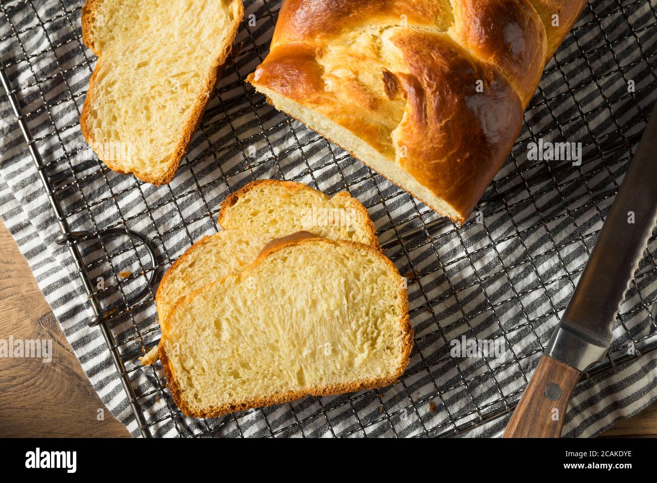 Pain Brioche tressé fait maison prêt à manger Banque D'Images