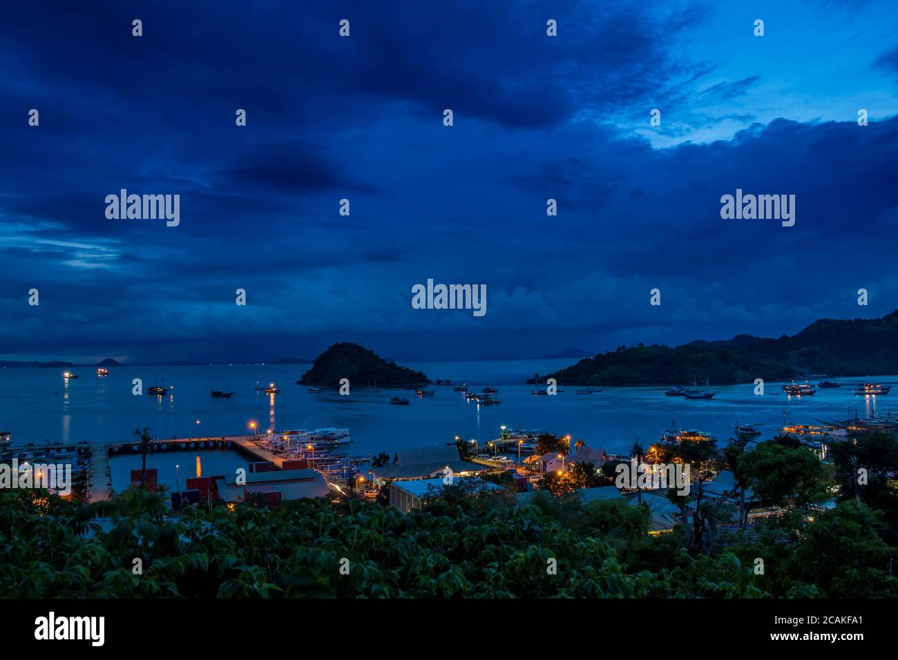 Vue sur le port de Labuan Bajo en soirée au crépuscule, Flores, Indonésie Banque D'Images