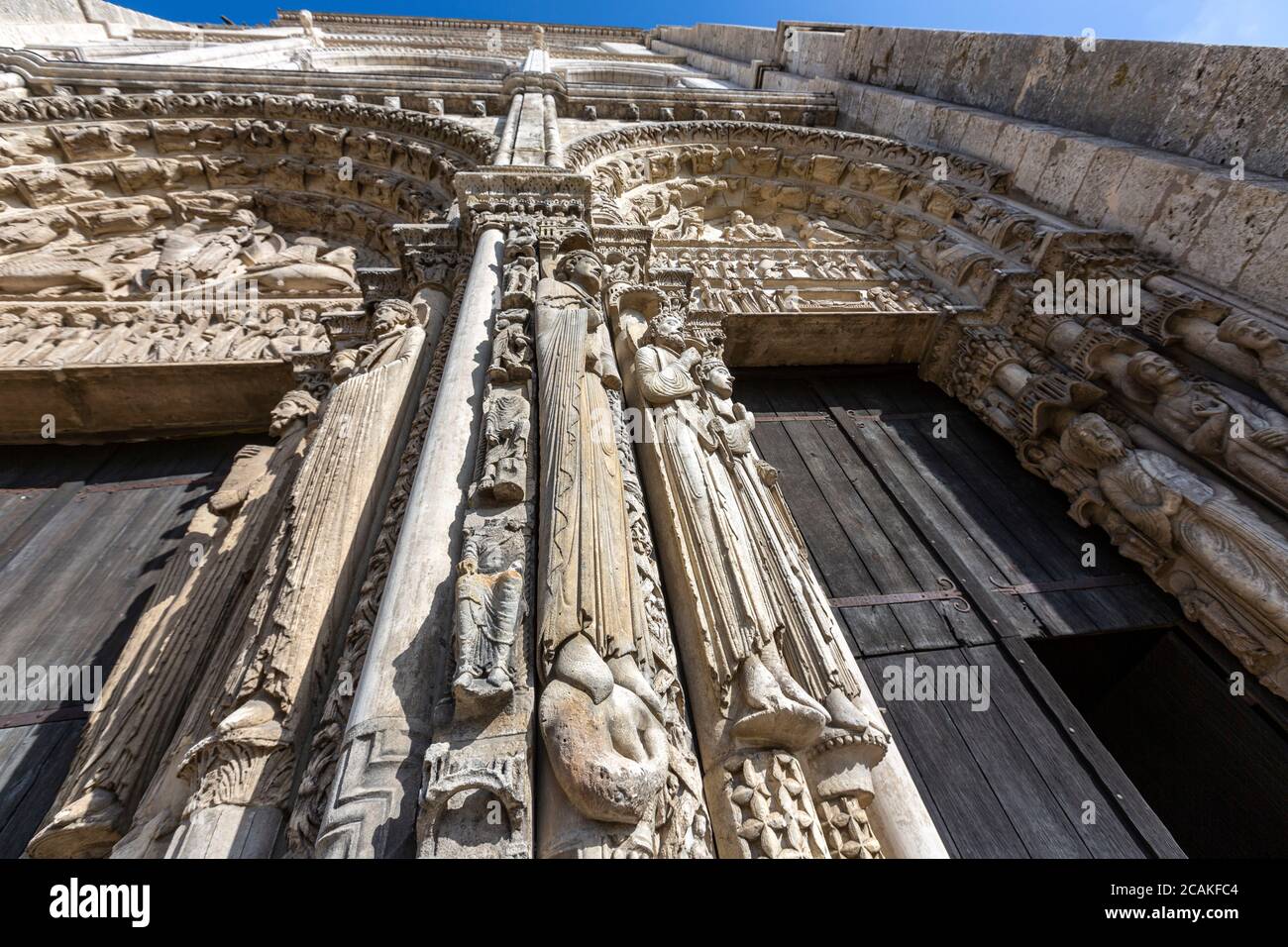 Jambes de la porte centrale du Portail Royal en façade de la Cathédrale notre-Dame de Chartres, Chartres, France Banque D'Images