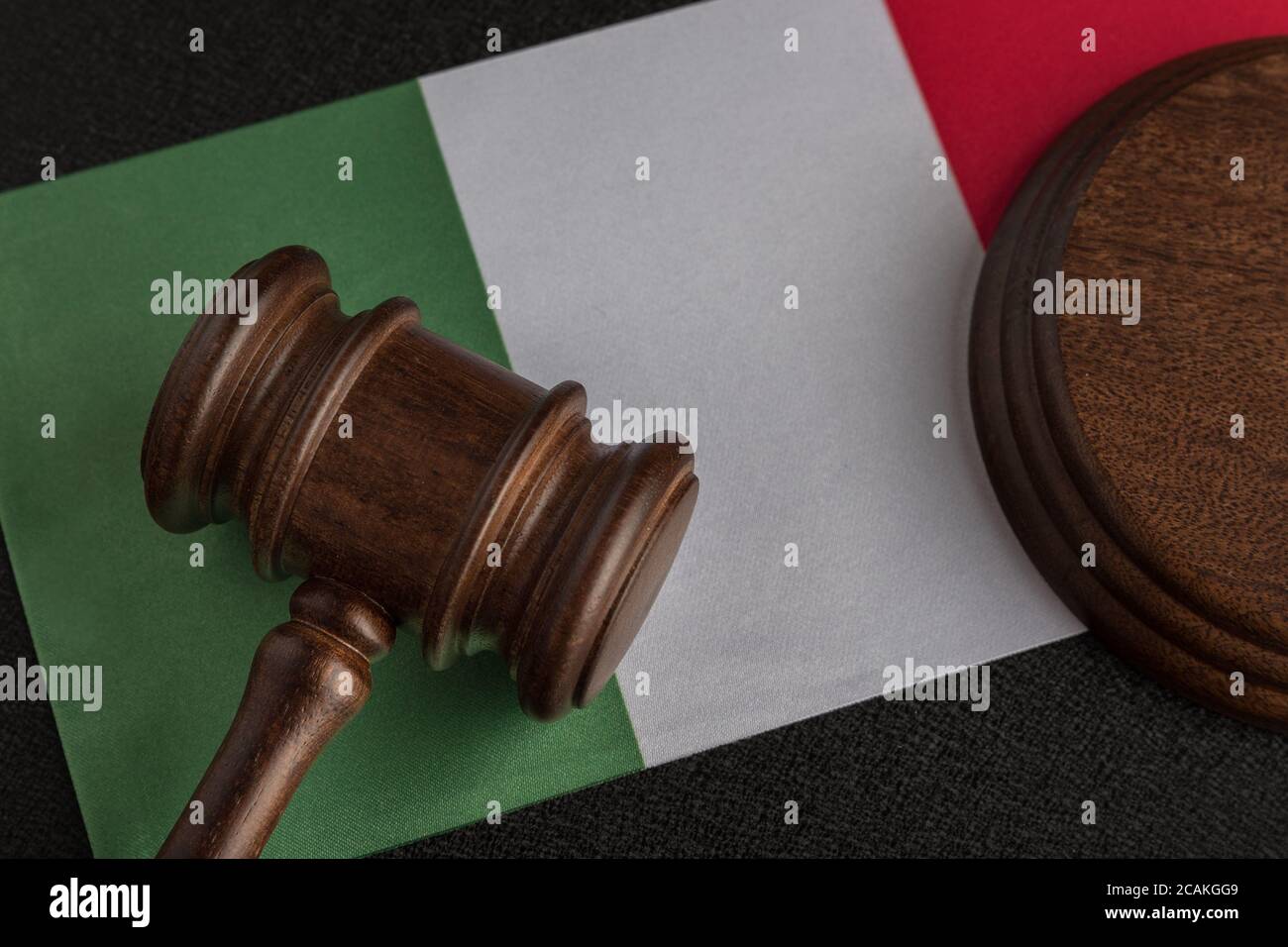 Juge Gavel sur le drapeau italien. Droit et justice. Gros plan/ Banque D'Images