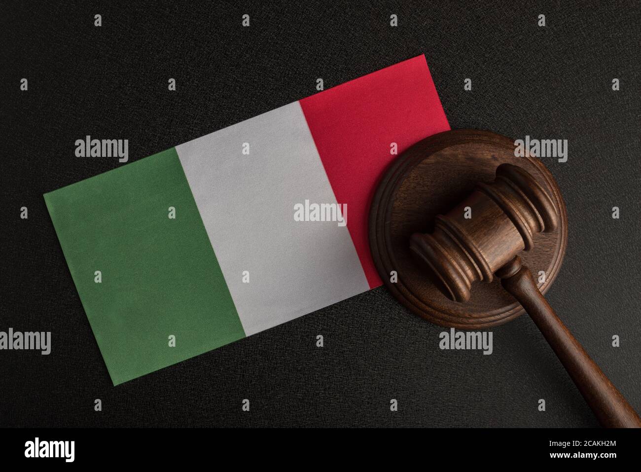 Juge Gavel et drapeau italien. Droit et justice. Protection des droits de la population Banque D'Images