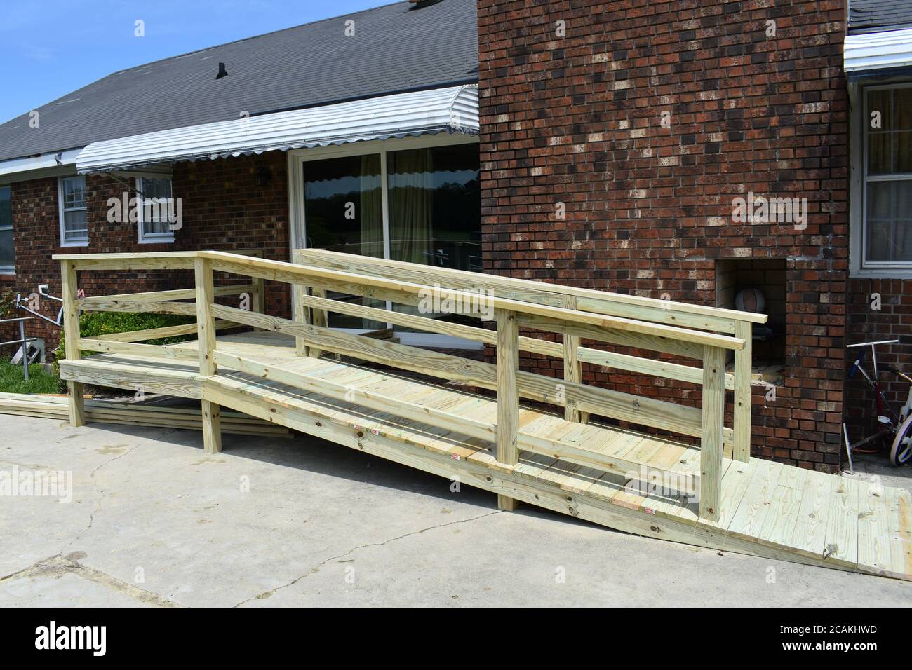 Une rampe pour handicapés en bois pour rendre la maison accessible en fauteuil roulant. Banque D'Images