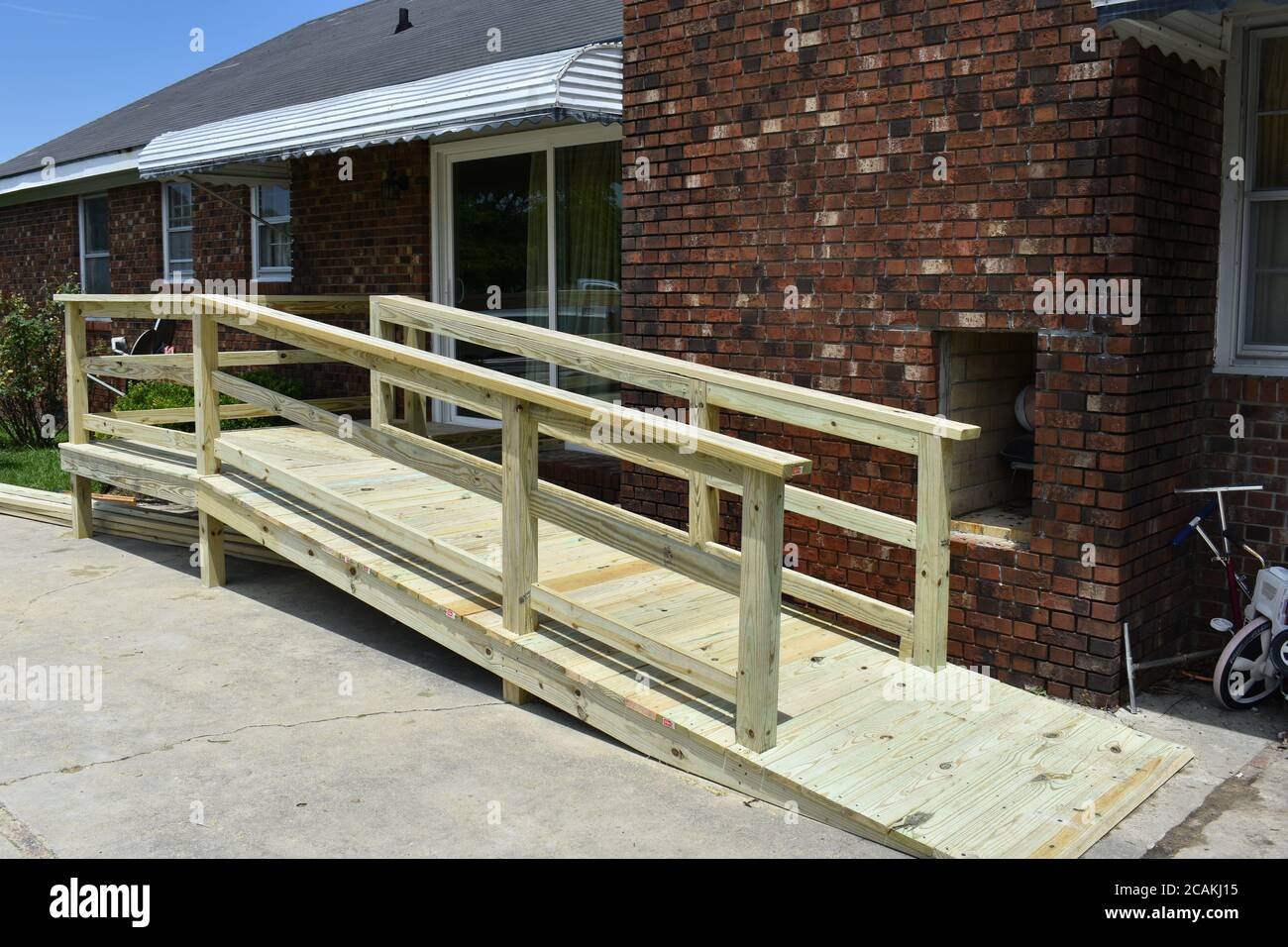 Une rampe pour handicapés en bois pour rendre la maison accessible en fauteuil  roulant Photo Stock - Alamy