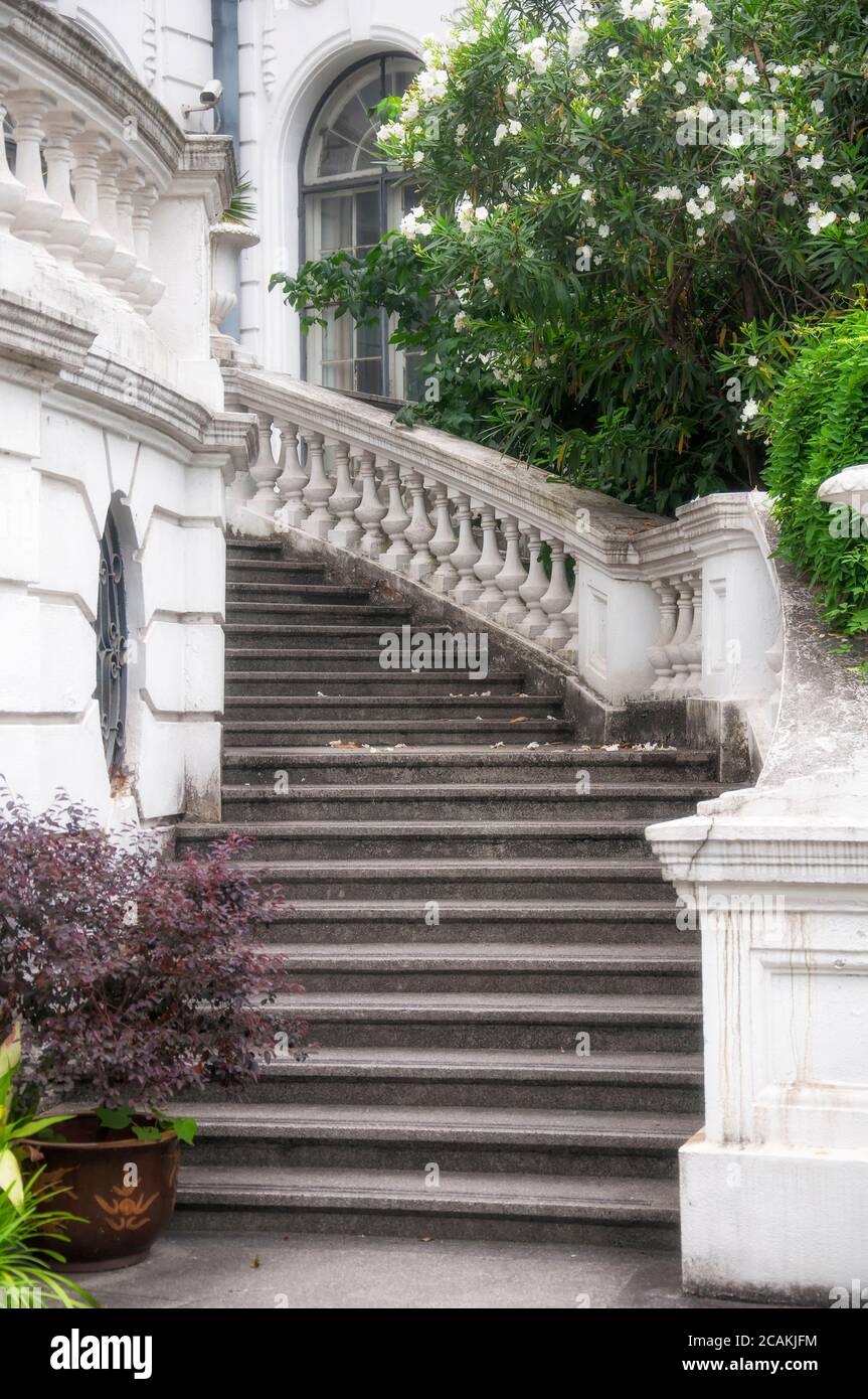 Escaliers menant au bâtiment de jardin historique de conception française de la route de 79 fenyang dans la zone de concession française de puxi à shanghai en chine. Banque D'Images