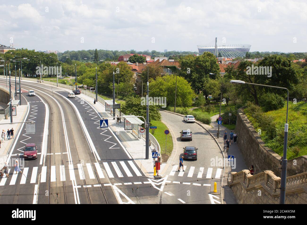 Varsovie/Pologne - 2 septembre 2020 : carrefour avec marquages routiers, arrêts de bus et passages piétons près du centre-ville de Varsovie Banque D'Images