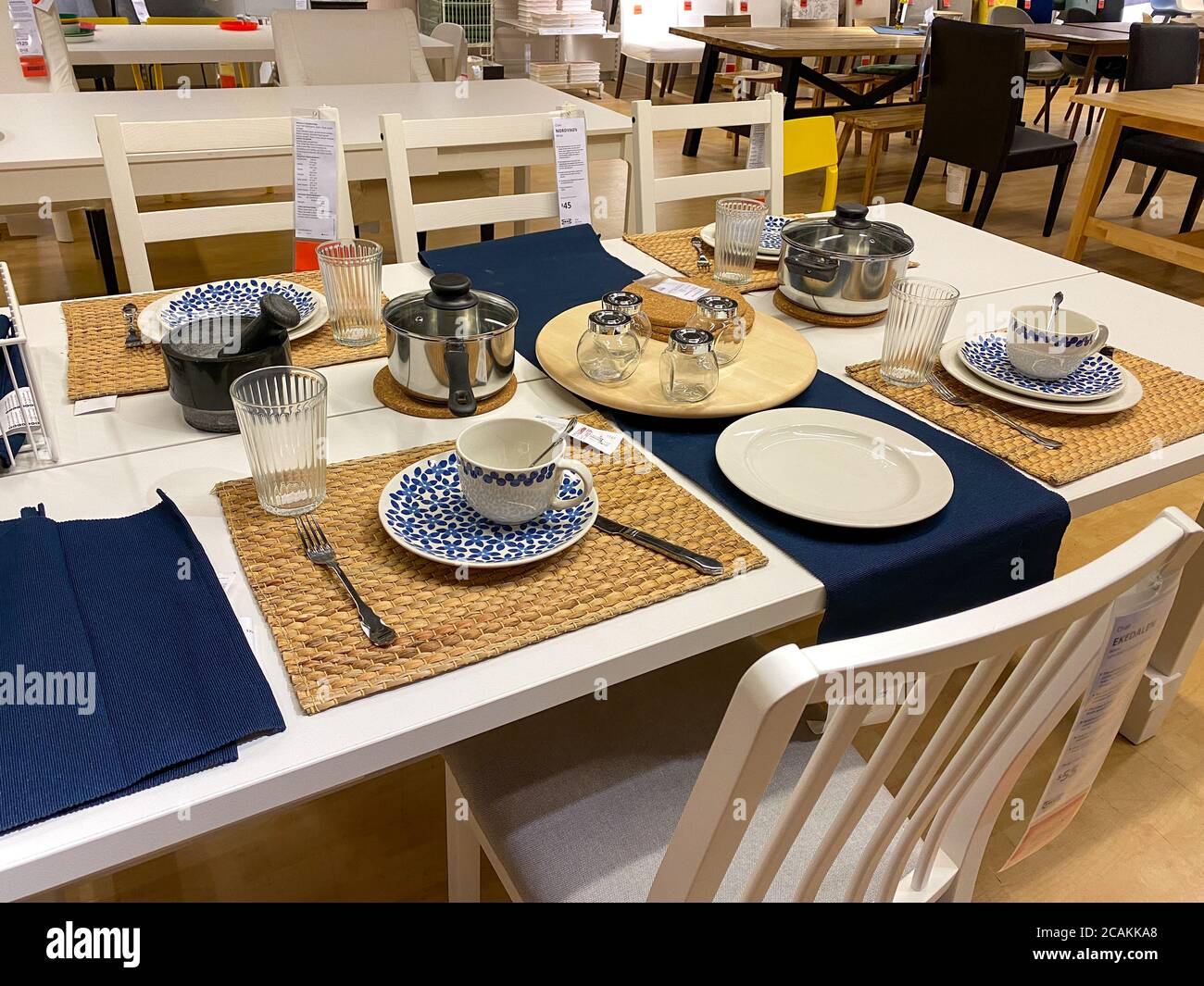 Orlando,FL/USA- 7/4/20: Une table de salle à manger avec des plats et des couverts dans un magasin IKEA à Orlando, Floride. Banque D'Images