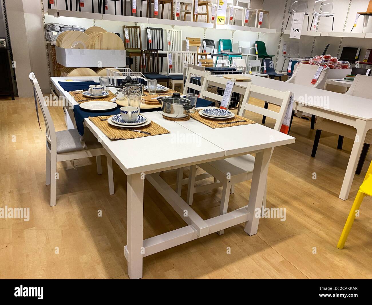 Orlando,FL/USA- 7/4/20: Une table de salle à manger avec des plats et des couverts dans un magasin IKEA à Orlando, Floride. Banque D'Images