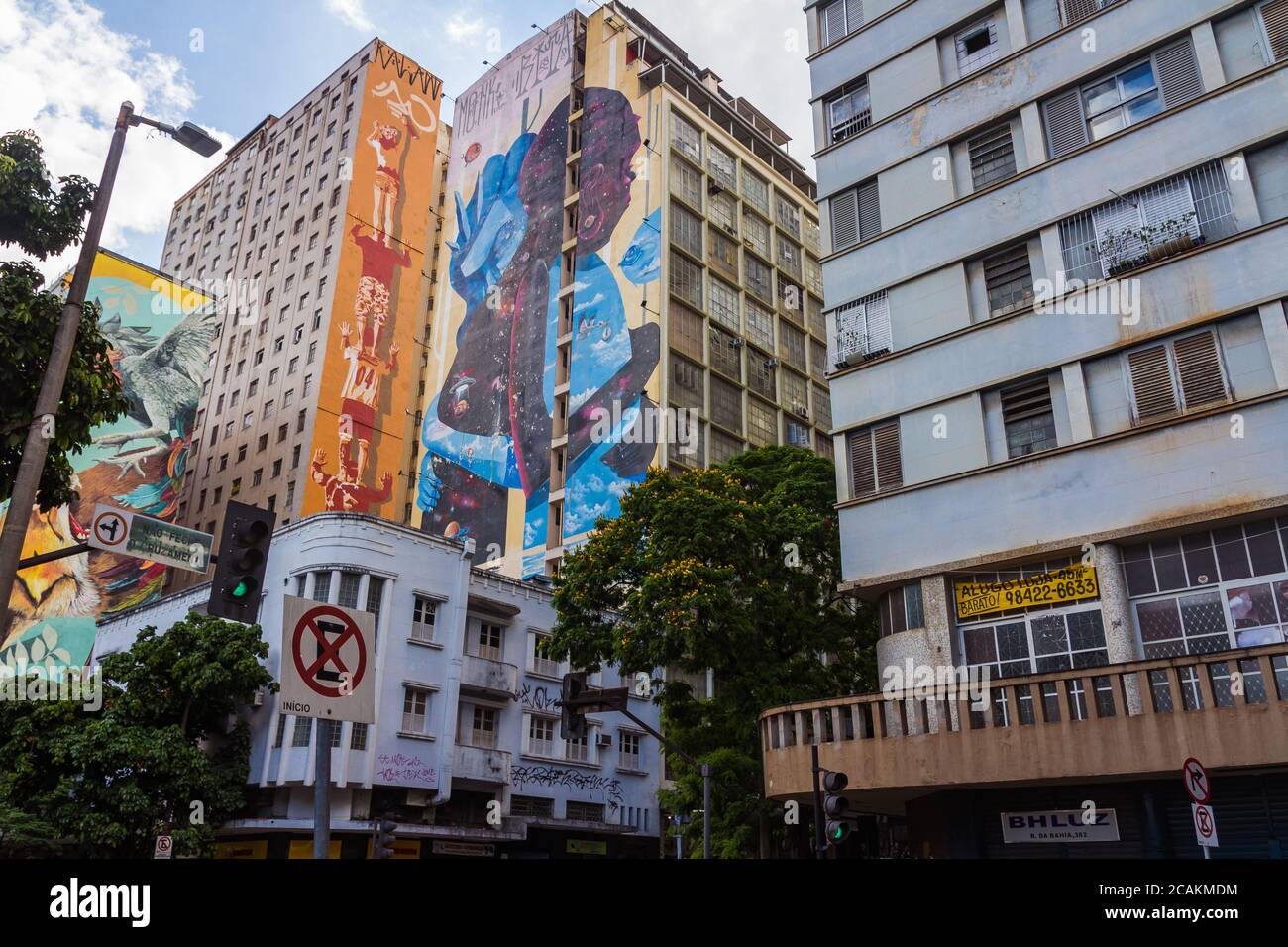 Bâtiments aux graffitis sur les façades du centre-ville de Belo Horizonte Banque D'Images