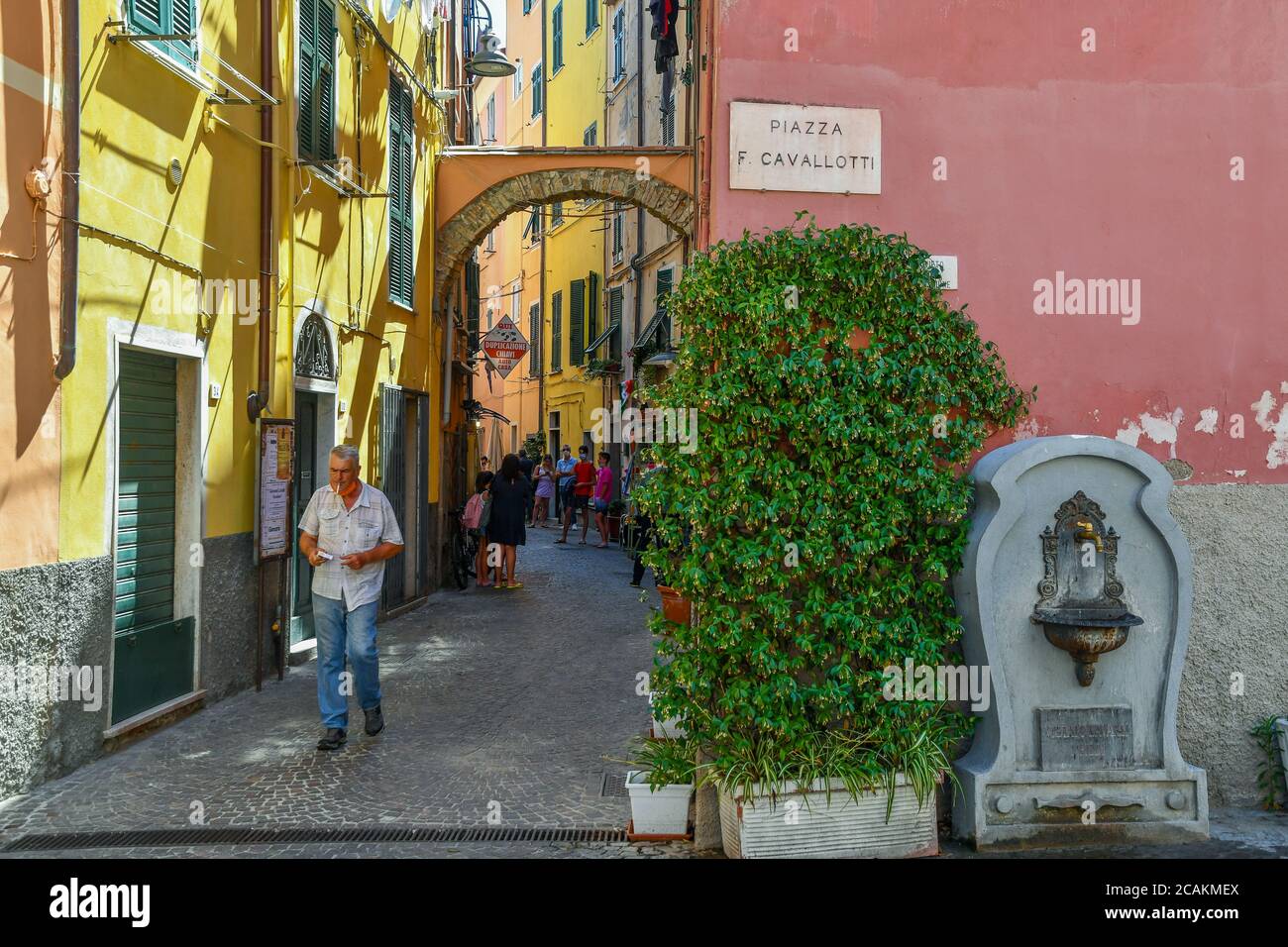 Aperçu d'une ruelle étroite dans le vieux village de pêcheurs de San Terenzo avec les maisons colorées typiques et les gens en été, la Spezia, Ligurie, Italie Banque D'Images