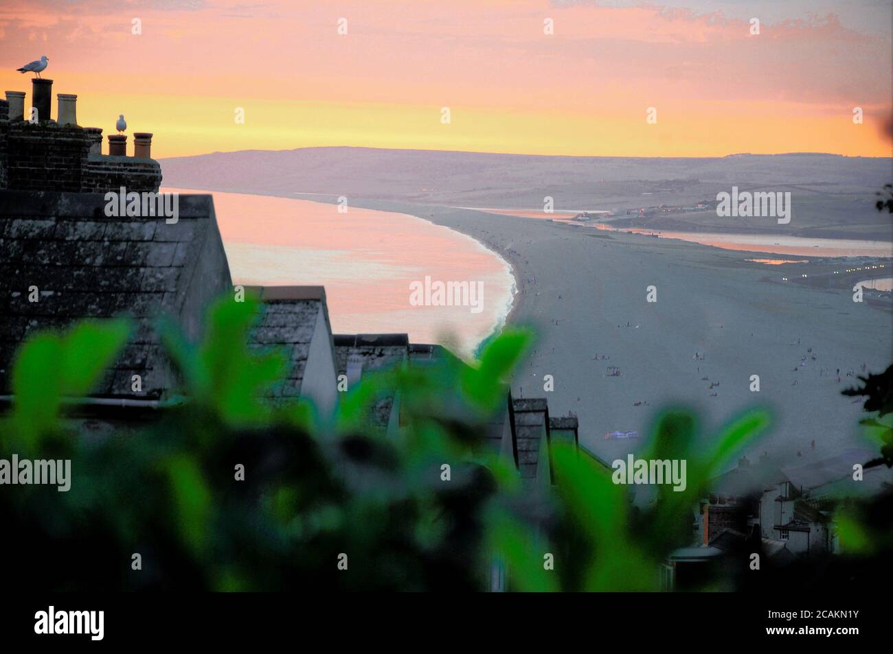 Lyme Bay/Chesil Beach, Dorset. 7 août 2020. Météo Royaume-Uni. Un coucher de soleil spectaculaire se termine une journée très chaude pour la baie de Lyme et la plage de Chesil. Crédit : stuart fretwell/Alay Live News Banque D'Images