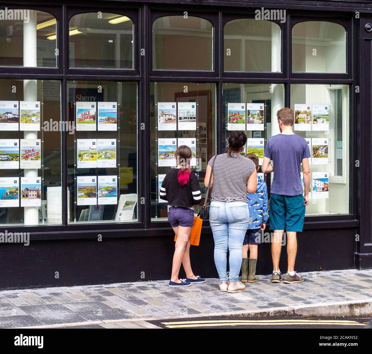 Maison de famille chasse à la recherche dans la fenêtre des agents immobiliers Banque D'Images