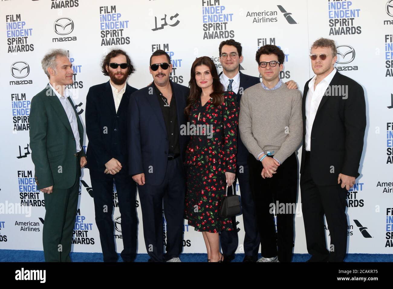 LOS ANGELES - 8 FÉVRIER : Eli Bush, Sebastian Bear-McClard, Ronald Bronstein, Adam Sandler, Idina Menzel, Ben Safdie, et Joshua Safdie lors du film Independent Spirit Awards 2020 à la plage le 8 février 2020 à Santa Monica, CA Banque D'Images