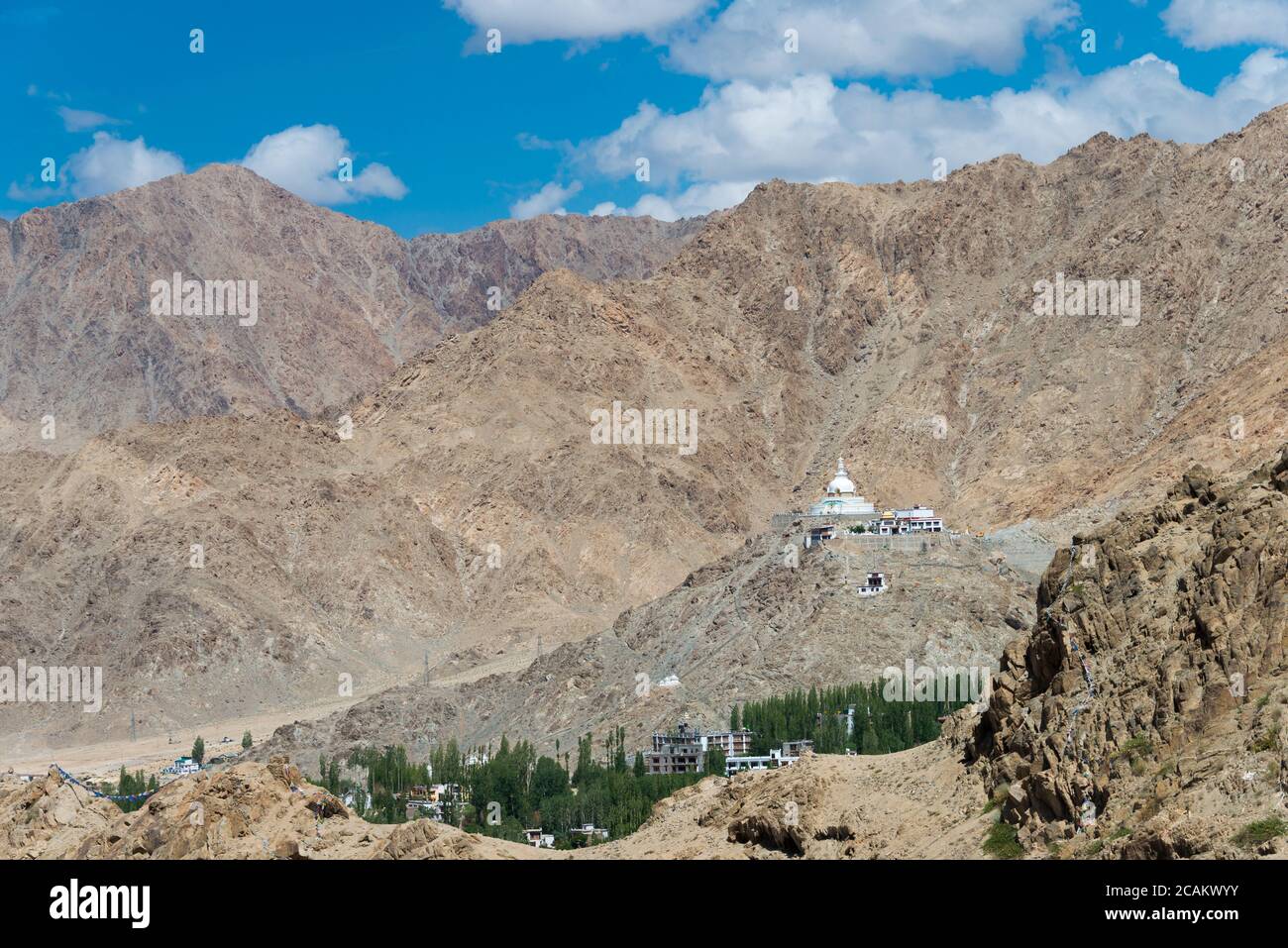 Ladakh, Inde - vue de Shanti Stupa depuis le monastère de Namgyal Tsemo (Namgyal Tsemo Gompa) à Leh, Ladakh, Jammu-et-Cachemire, Inde. Banque D'Images