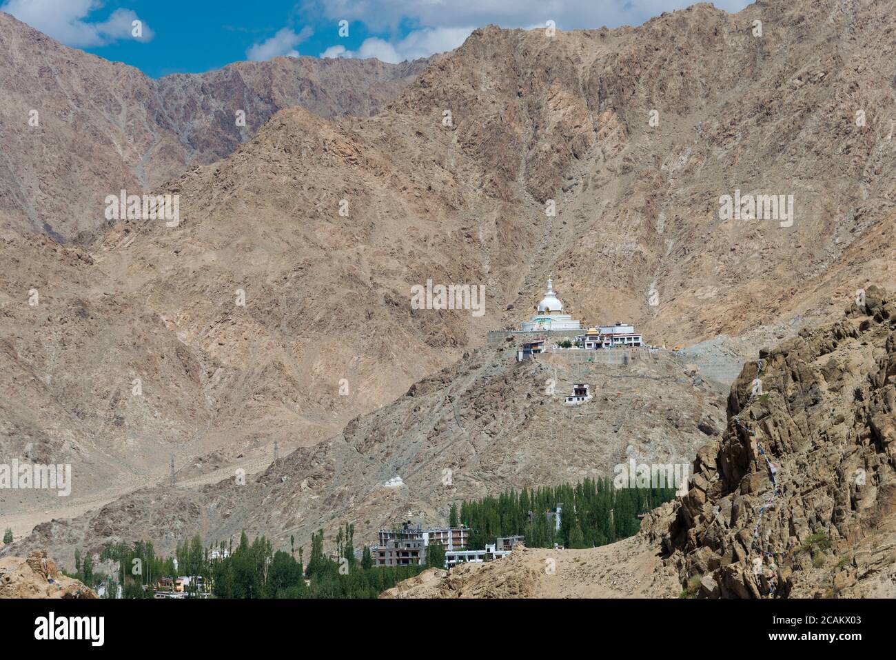 Ladakh, Inde - vue de Shanti Stupa depuis le monastère de Namgyal Tsemo (Namgyal Tsemo Gompa) à Leh, Ladakh, Jammu-et-Cachemire, Inde. Banque D'Images