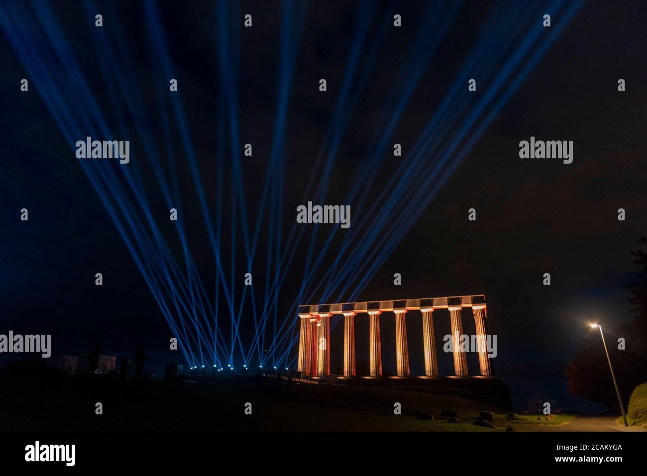 Édimbourg, Écosse, Royaume-Uni. Vendredi 7 août 2020 : Festival international d'Édimbourg. La vue depuis Calton Hill comme la ligne d'horizon de la ville est illuminée par plus de 260 faisceaux de lumière marquant ce qui aurait été le week-end d'ouverture du Festival international d'Édimbourg 2020. Calton Hill est l'un des 13 sites phares de la ville qui s'illuminent dans le cadre d'une installation d'éclairage extérieur créée par le Festival international d'Édimbourg Banque D'Images