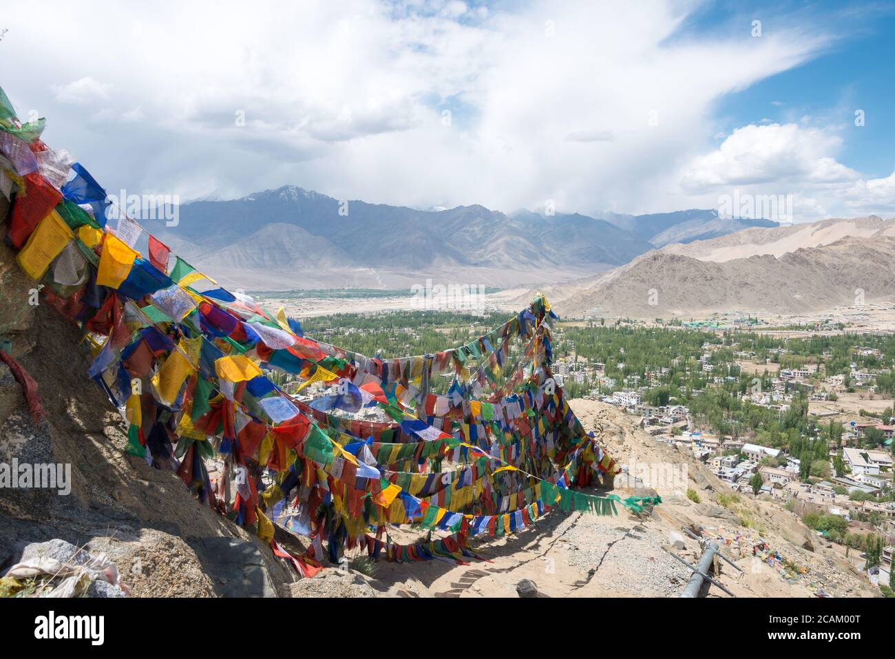 Ladakh, Inde - drapeau de prière tibétain au monastère Namgyal Tsemo (Namgyal Tsemo Gompa) à Leh, Ladakh, Jammu-et-Cachemire, Inde. Banque D'Images