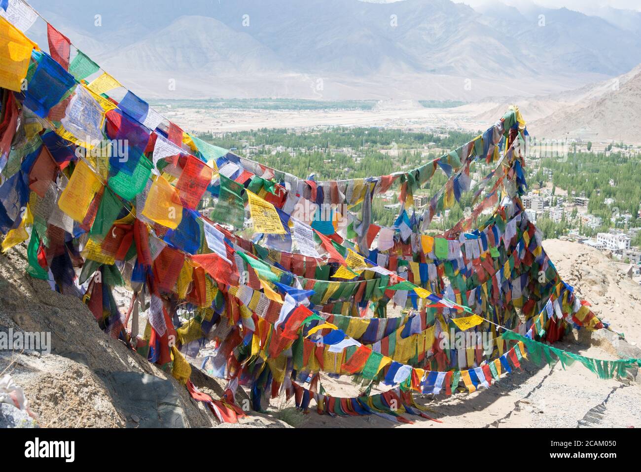 Ladakh, Inde - drapeau de prière tibétain au monastère Namgyal Tsemo (Namgyal Tsemo Gompa) à Leh, Ladakh, Jammu-et-Cachemire, Inde. Banque D'Images