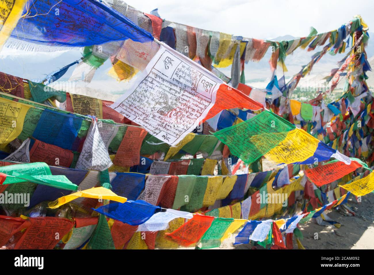 Ladakh, Inde - drapeau de prière tibétain au monastère Namgyal Tsemo (Namgyal Tsemo Gompa) à Leh, Ladakh, Jammu-et-Cachemire, Inde. Banque D'Images