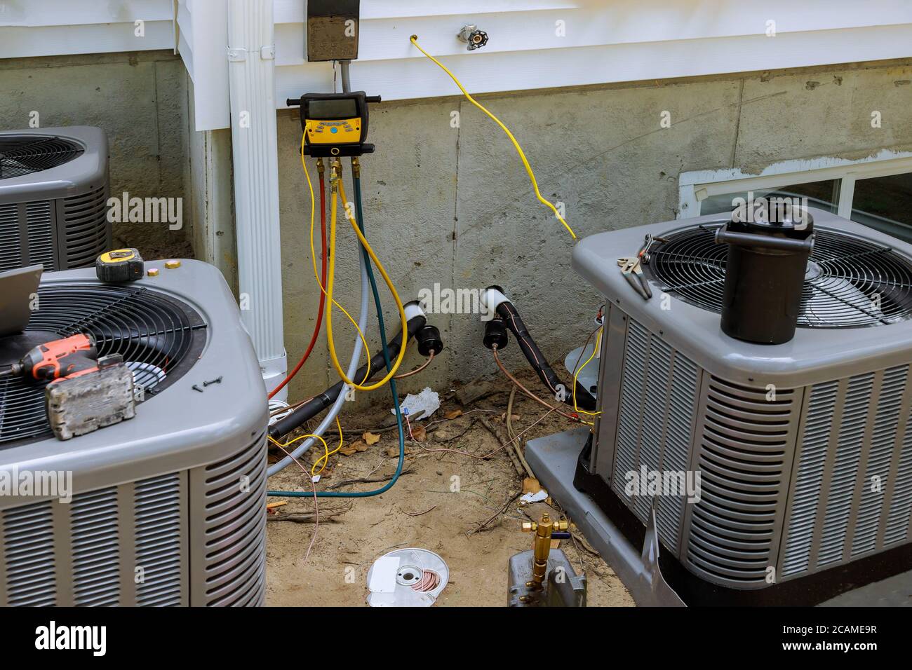 Entretien par un technicien de climatisation de la préparation à  l'installation d'air neuf climatiseur ravitaillant en carburant le  climatiseur avec du fréon Photo Stock - Alamy