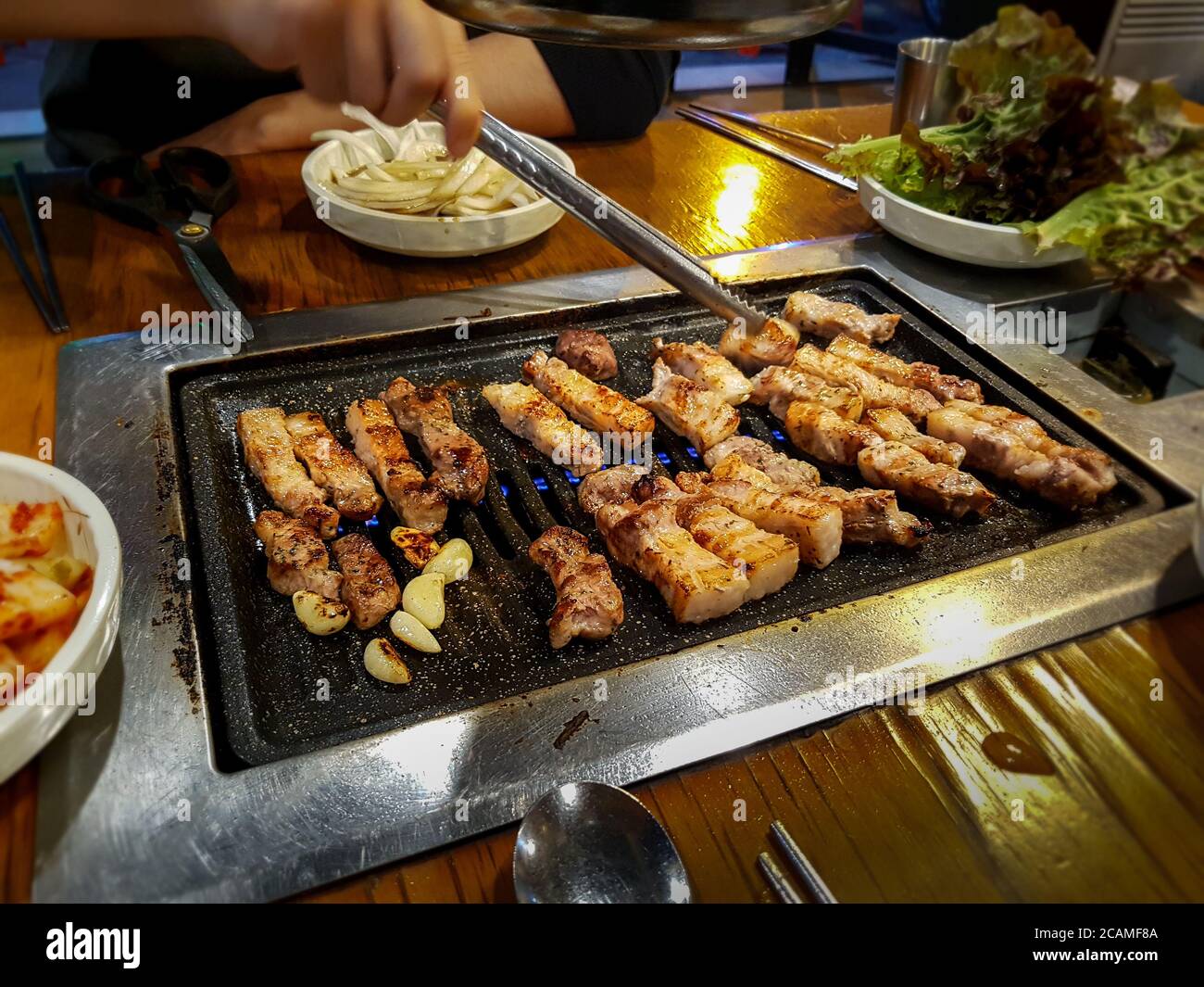 Samgyeopsal, poitrine de porc grillée populaire en Corée du Sud. Trois couches de chair faisant
