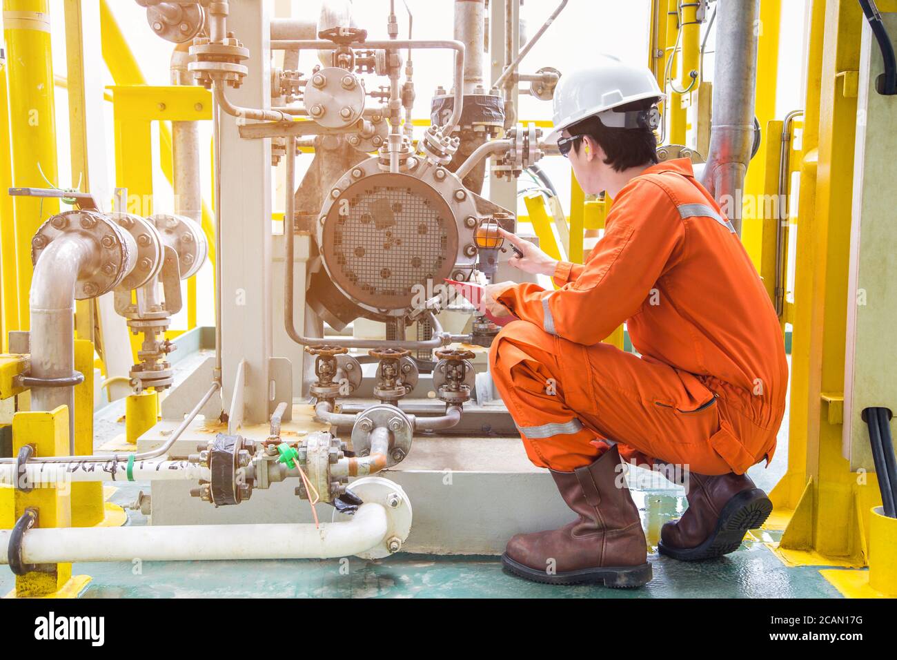 Inspection mécanique de la pompe à huile de type centrifuge. Activités de maintenance de l'industrie pétrolière et gazière offshore. Banque D'Images