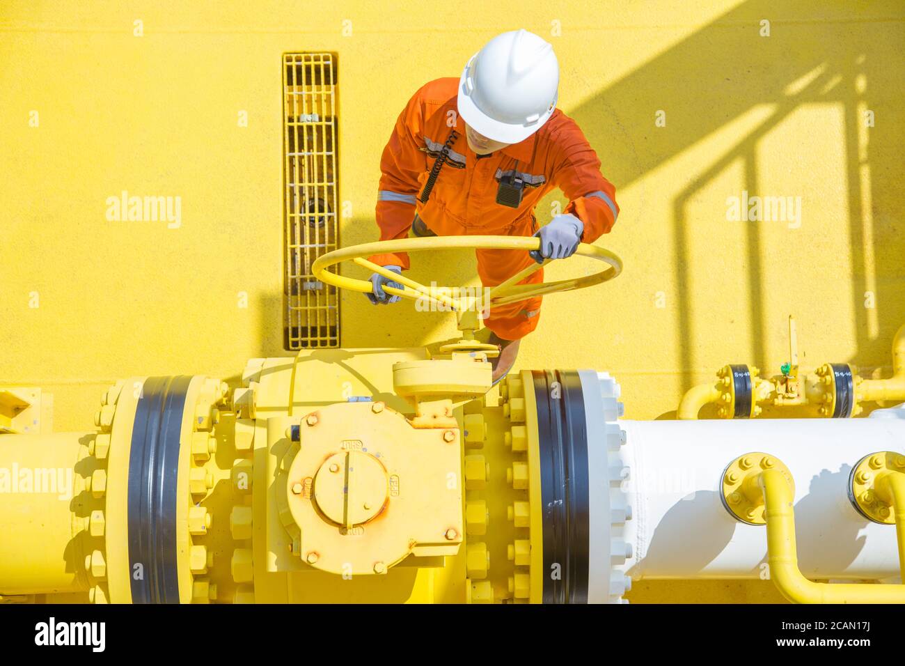 Opérations pétrolières et gazières offshore, l'opérateur de production ouvre la vanne pour permettre au gaz de circuler vers le tuyau de la ligne de mer pour envoyer le gaz et le pétrole brut au traitement central Banque D'Images